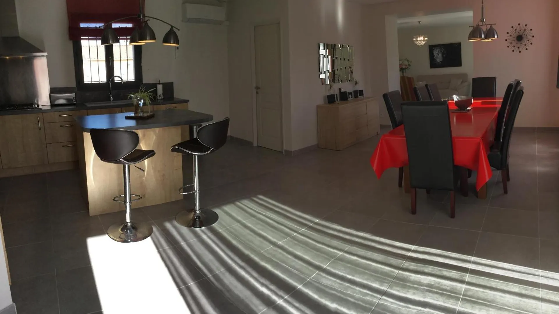 Charming Family House With Pool Located At L'Isle Sur La Sorgue - Sleeps 8 Villa France