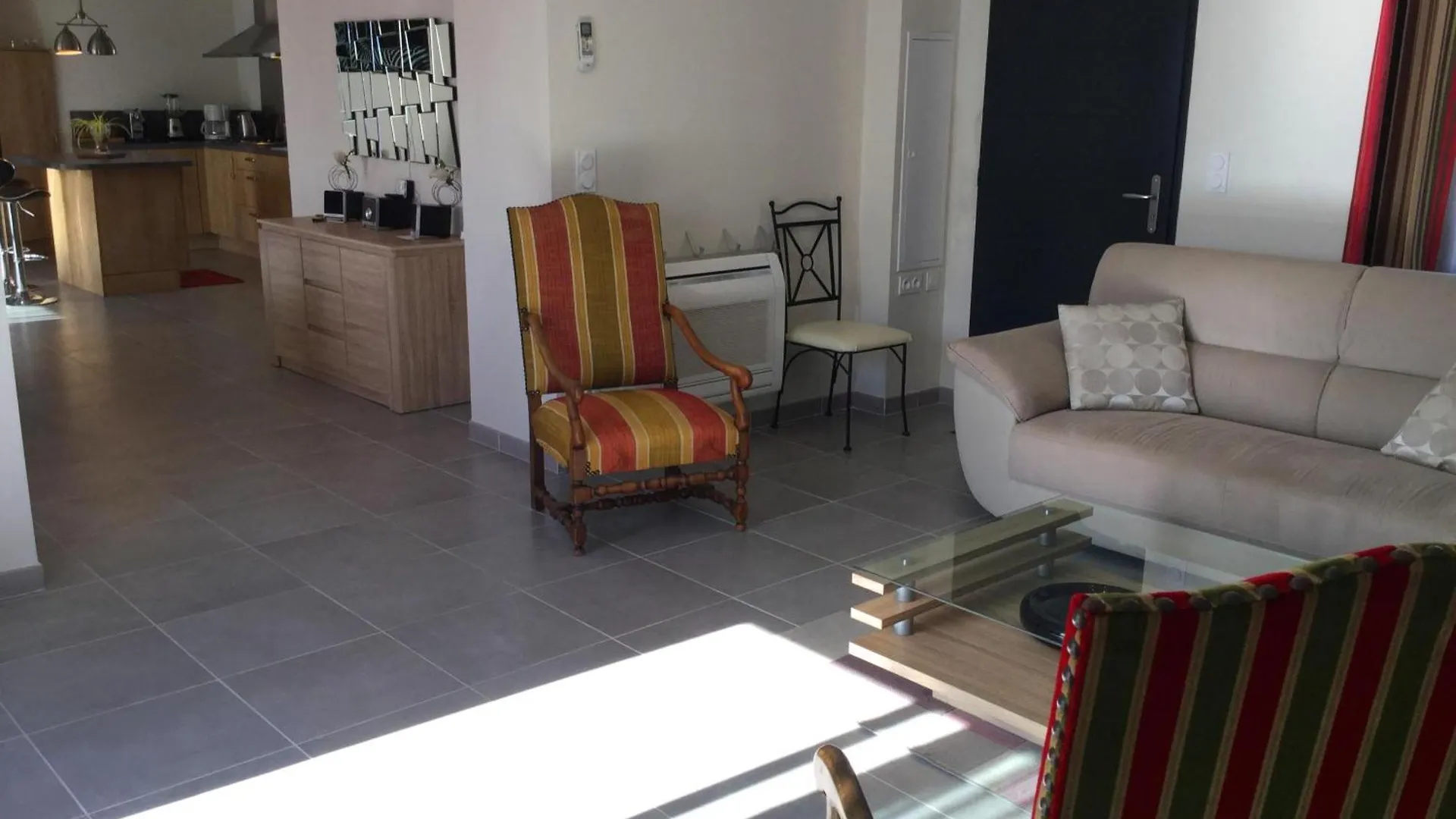 Charming Family House With Pool Located At L'Isle Sur La Sorgue - Sleeps 8 Villa Holiday home L'Isle-sur-la-Sorgue