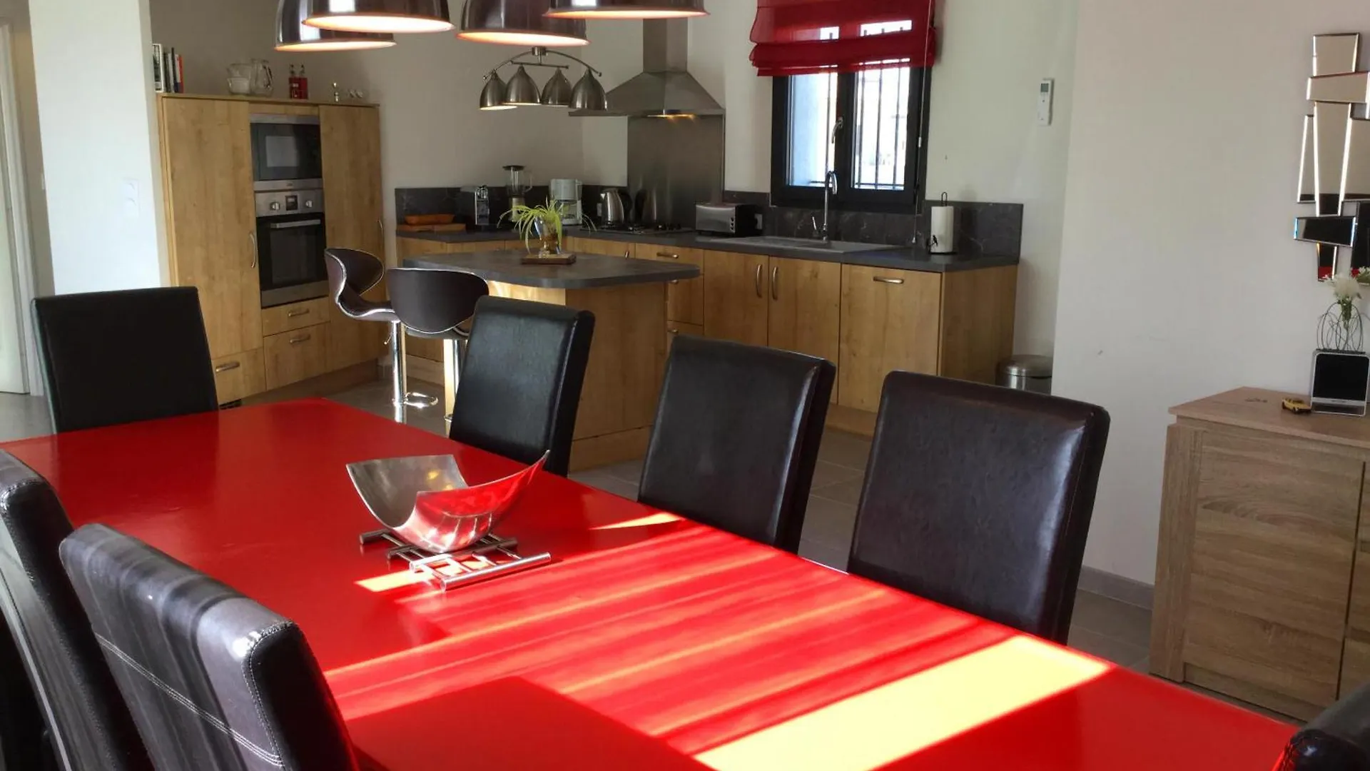 Charming Family House With Pool Located At L'Isle Sur La Sorgue - Sleeps 8 Villa France